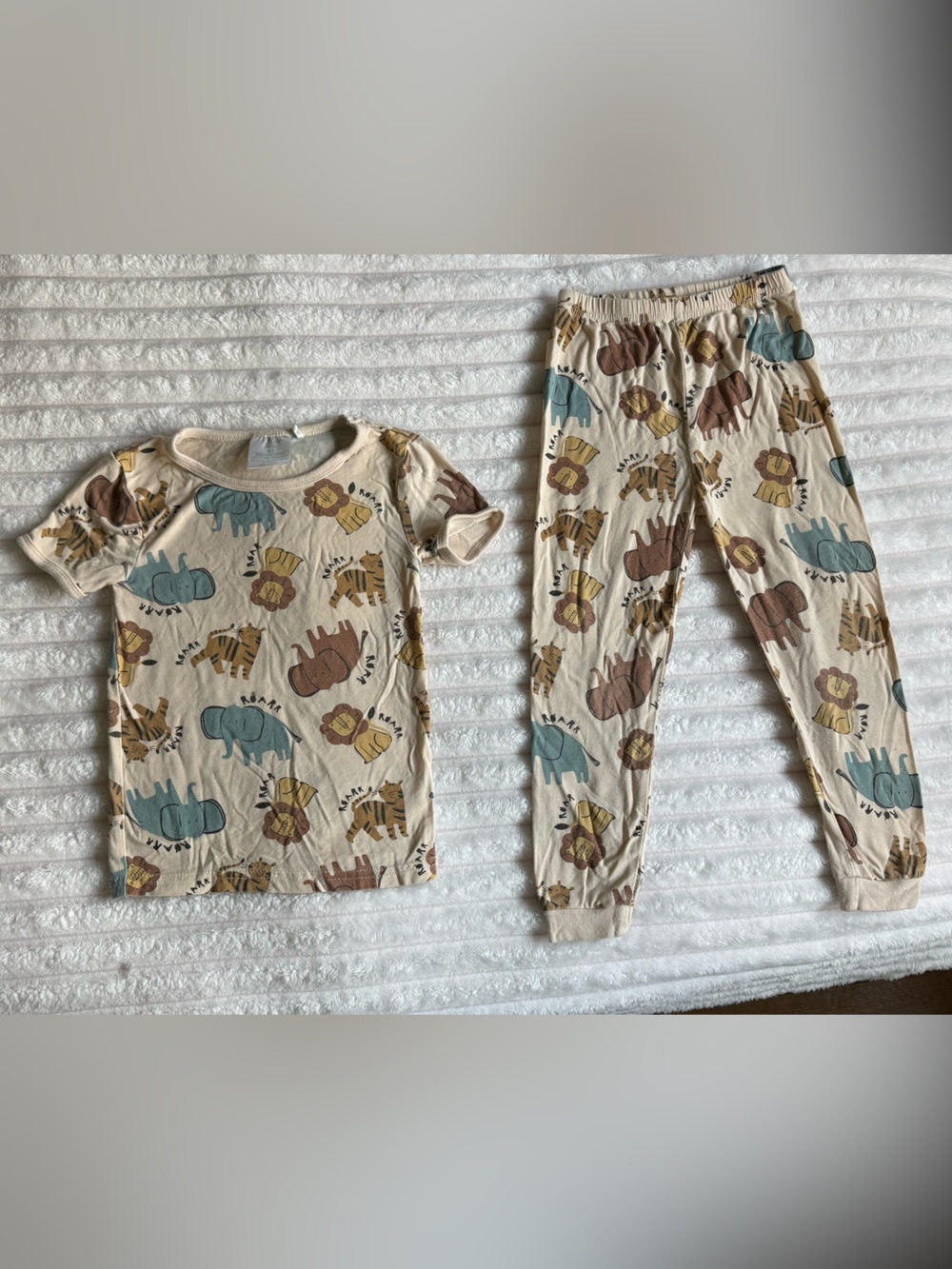 Tea Collection Neutral Safari Animal Pajama Set - Beige, Brown, Yellow, Blue